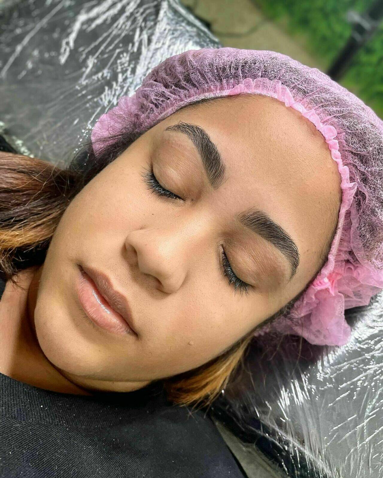 Brow lift et épilation au fil  