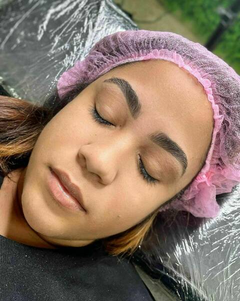 Brow lift et épilation au fil  