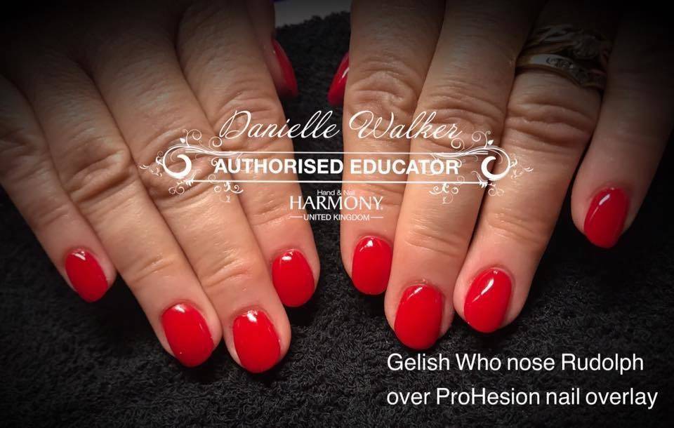 Amazing Reds are coming back at the minute. Here is a beautiful short set with an acrylic natural nail overlay and a statement red gelish. ❤️