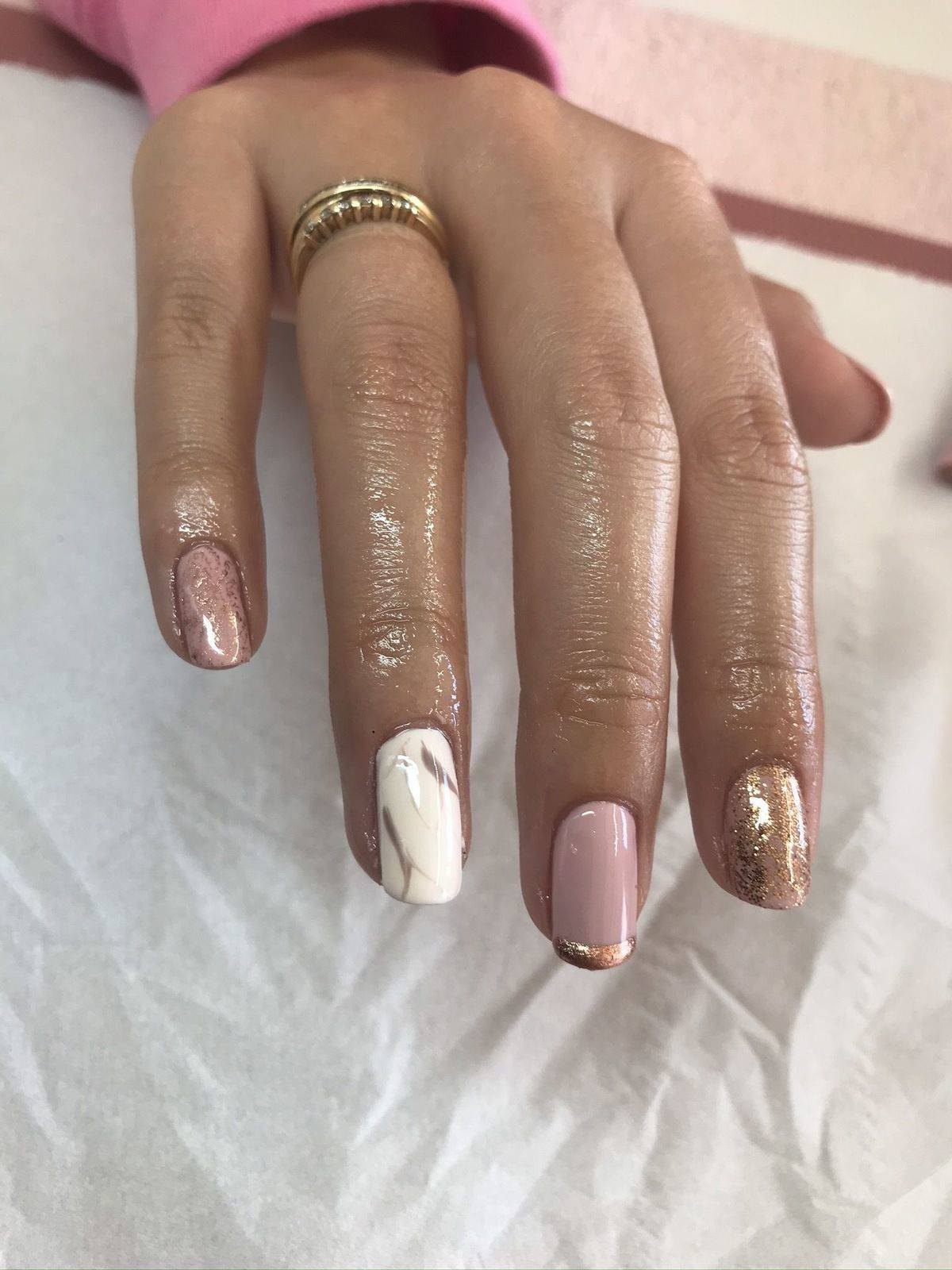 Rose gold and marble girly nails ! 