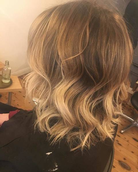 Lighten up for summer 

#summerhair #morracanoil #matrixcolour #salon #stylist #blonde #balayage #freehand #colour #stylist #suffolk #felixstowe @holsie_d