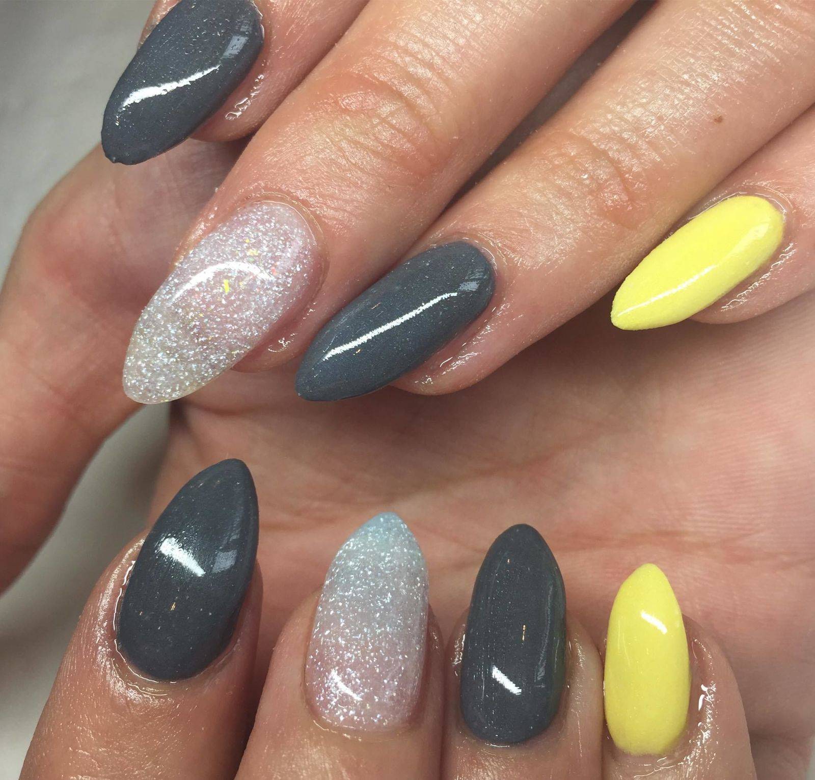 Yellow and grey always go well together and why not? 