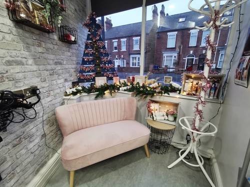 Little move around for the new addition, clients will be able to wait in the waiting area for their appointments now instead of standing out in the cold ❄️

Feeling Christmasy now!

❄️☃️