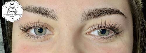 Rehaussement de cils avec coloration 