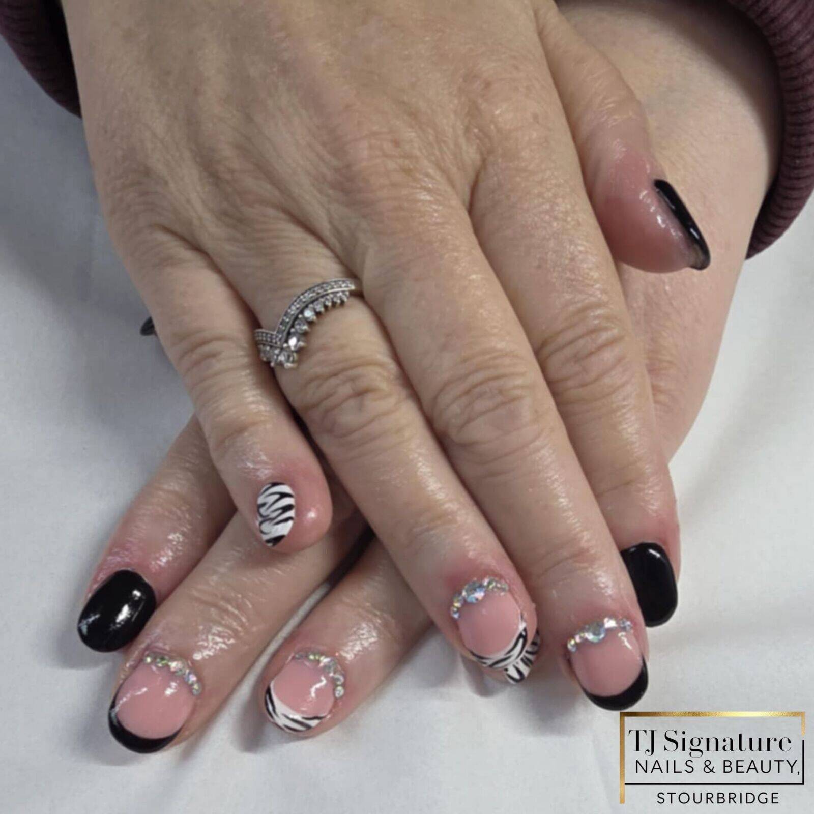 🖤 Zebra French with a Twist 🦓✨  This client is a skin-biter, so we kept the nails short and natural for comfort and strength, while still creating something stylish and eye-catching.