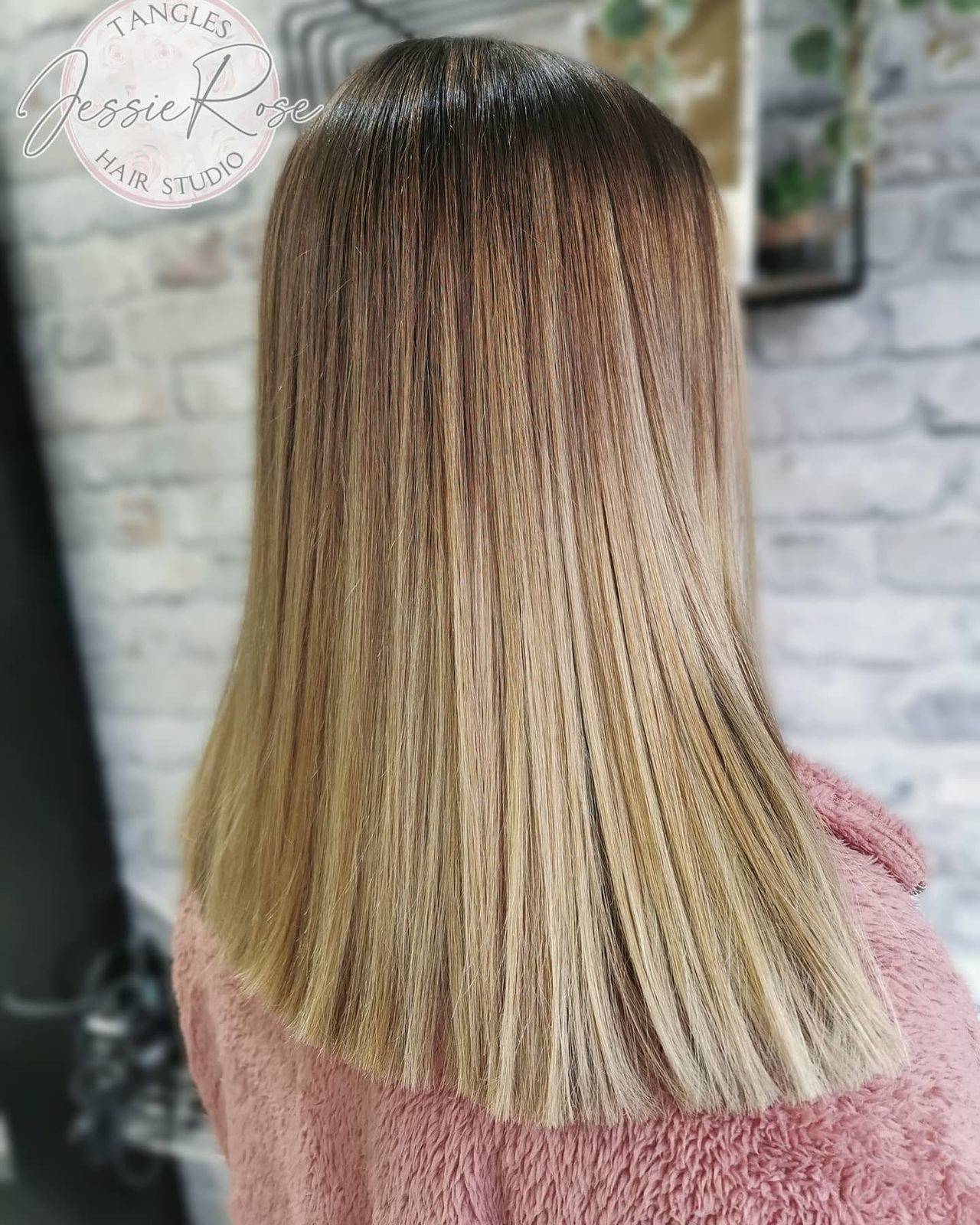 Balayage top-up ✌️❤️

#hairdressermagic #haircolor #salonlife #balayage #freehand #softblend #wellaoilreflctions @henry_wella