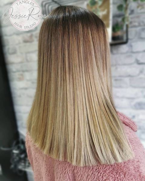 Balayage top-up ✌️❤️

#hairdressermagic #haircolor #salonlife #balayage #freehand #softblend #wellaoilreflctions @henry_wella