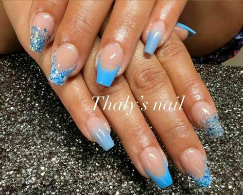 Pose capsules américaines forme ballerine déco nail art french bleu et pailletée babyboomer