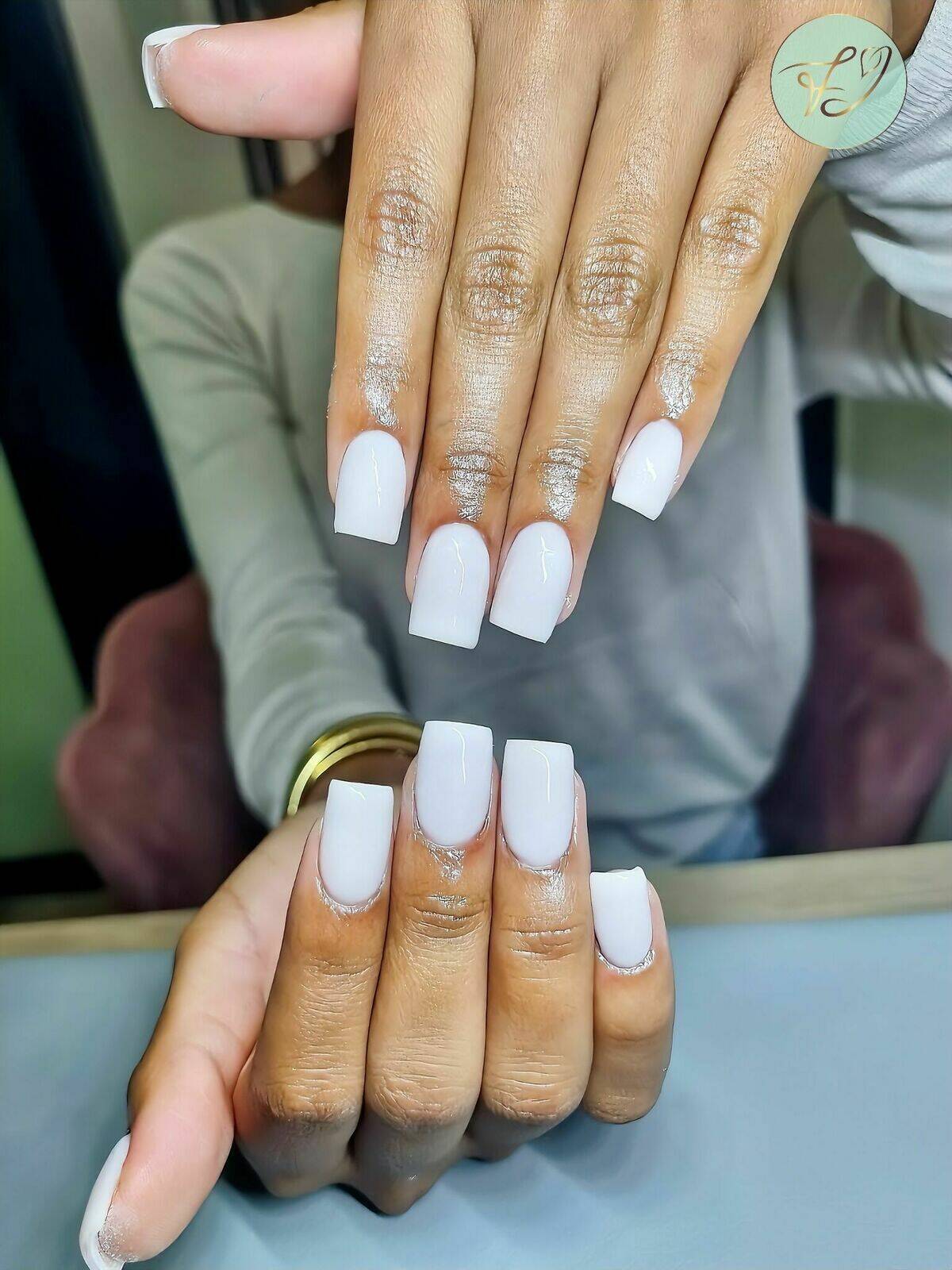 Rallongement gel blanc laiteux pour une manucure élégante et sophistiqué ✨ By Jade 🤍