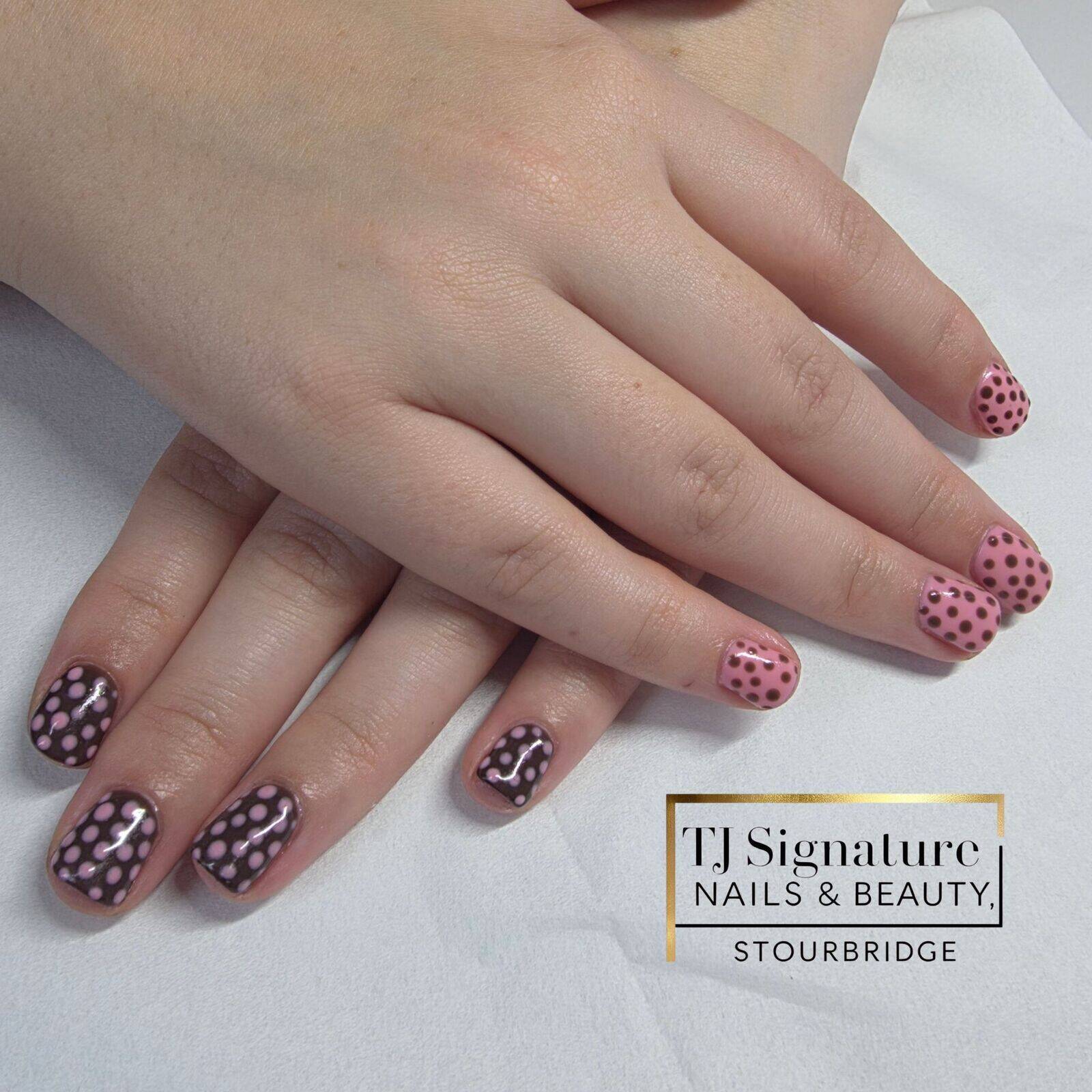 Playful & chic One hand in pink with brown spots, the other reversed in brown with pink – a fun design so popular it was chosen twice in one week.