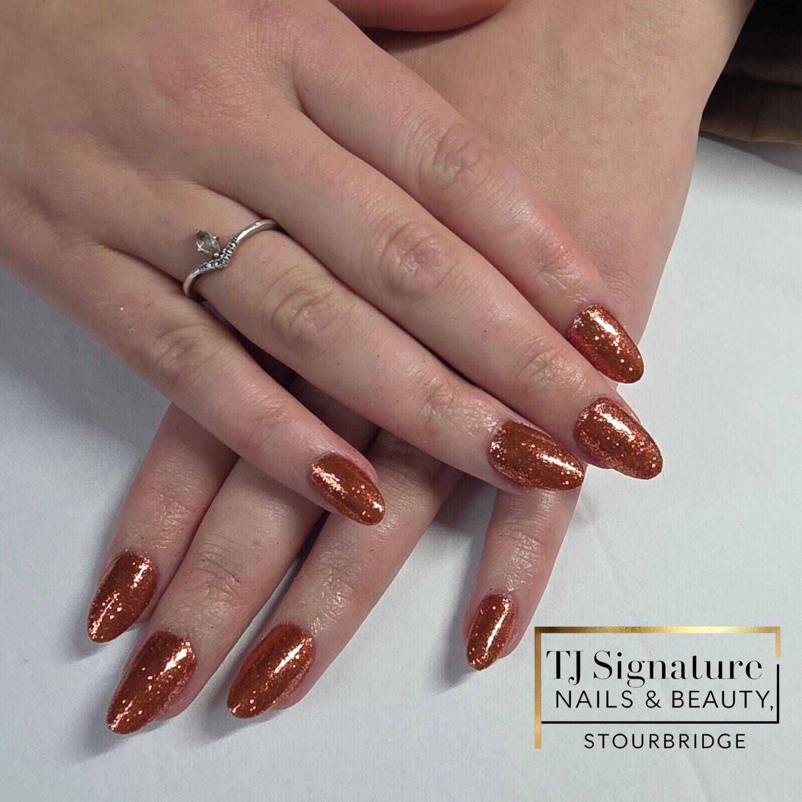 Copper Autumn Sparkle – a rich, glowing glitter perfect for the cosy season with a flawless, long-lasting finish. ✨