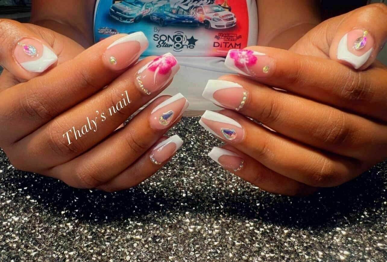 Pose capsules américaines déco french nail art fleur et strass