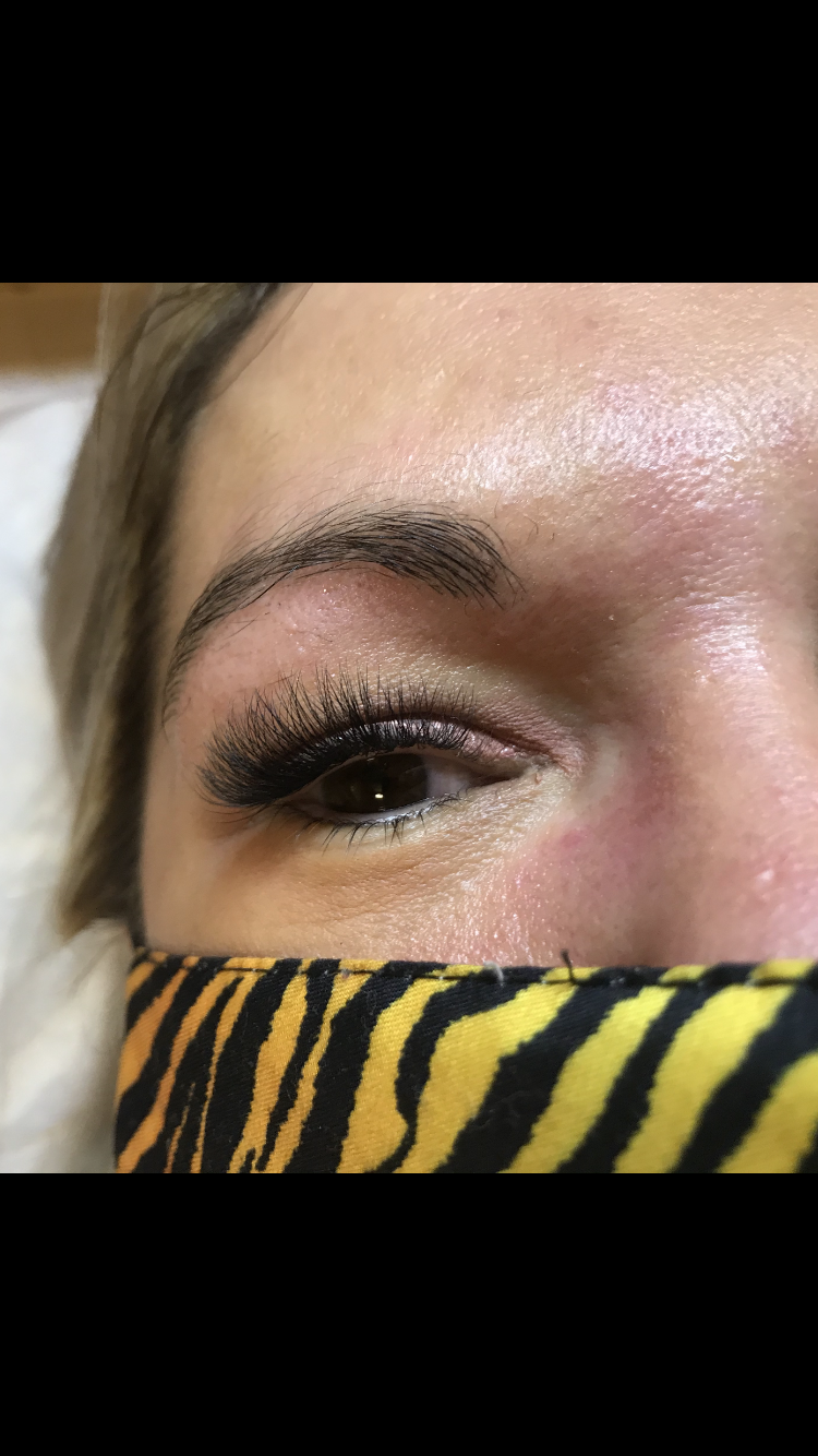 Wow such a dark natural lash line ! Hybrid lash extensions 
