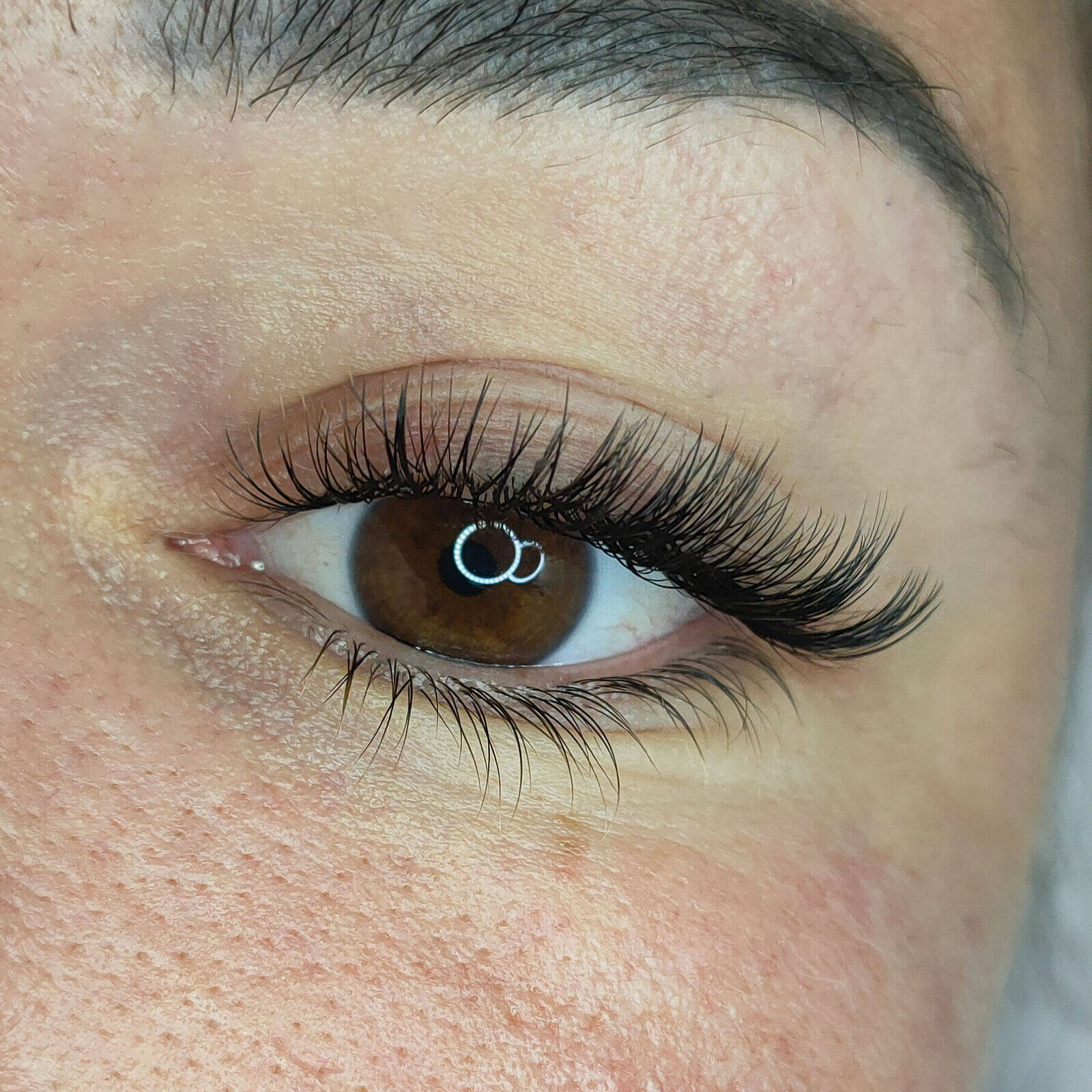 Extensions de cils hybride