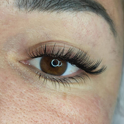 Extensions de cils hybride