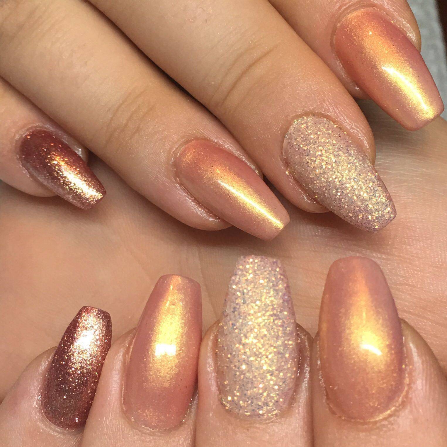 I love this warm shimmer colour combination. Pigments, sprinkled glitter and @SemilacUK gel polish.