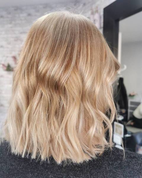 Lightened & Lobbed for this beauty!

#wellaprofessional #wellahair #hairofinsta #hairinspiration #inlove #waves #soshiny #wellahair #hairofinsta #chop #lovemyclients #lovethis