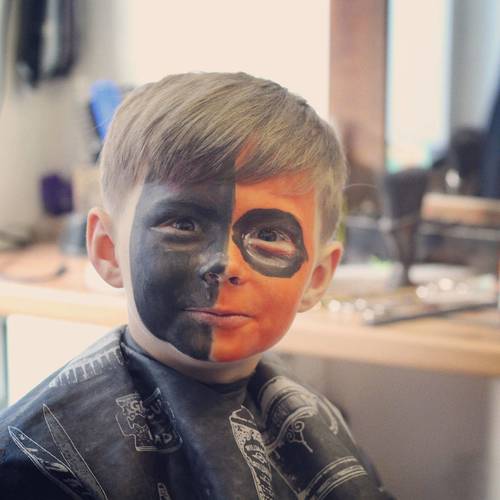 Another cool we dude getting a we trim ✂