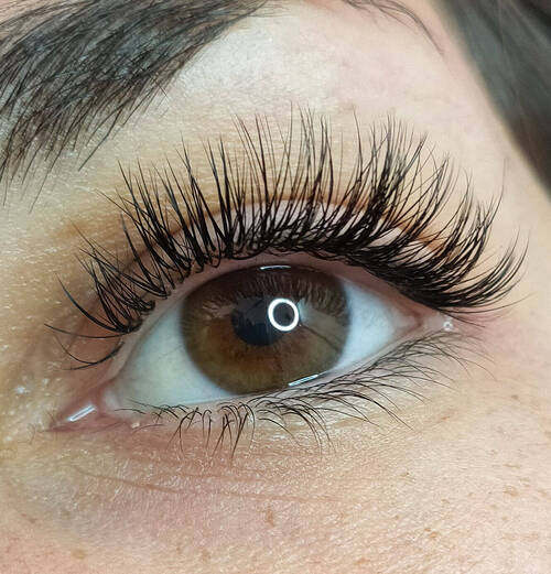 Extension de cils hybride