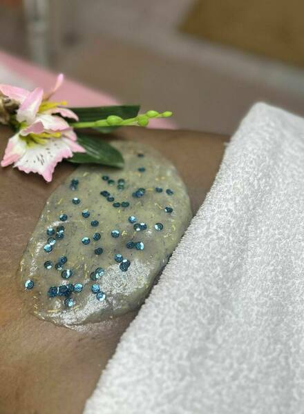 Masque apaisant/hydratant à la calendula et à la camomille pendant un soin Vajacial (soin du pubis)