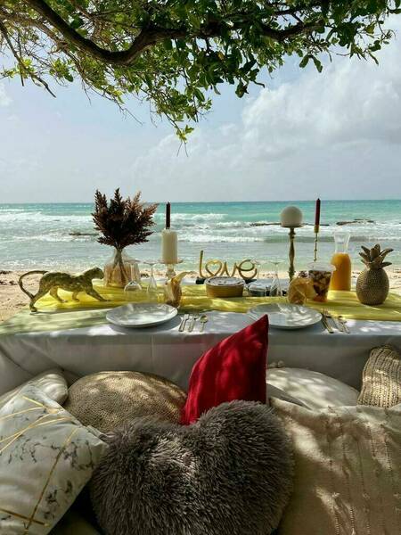 BRUNCH DRESSSÉ AVEC COUSSINS