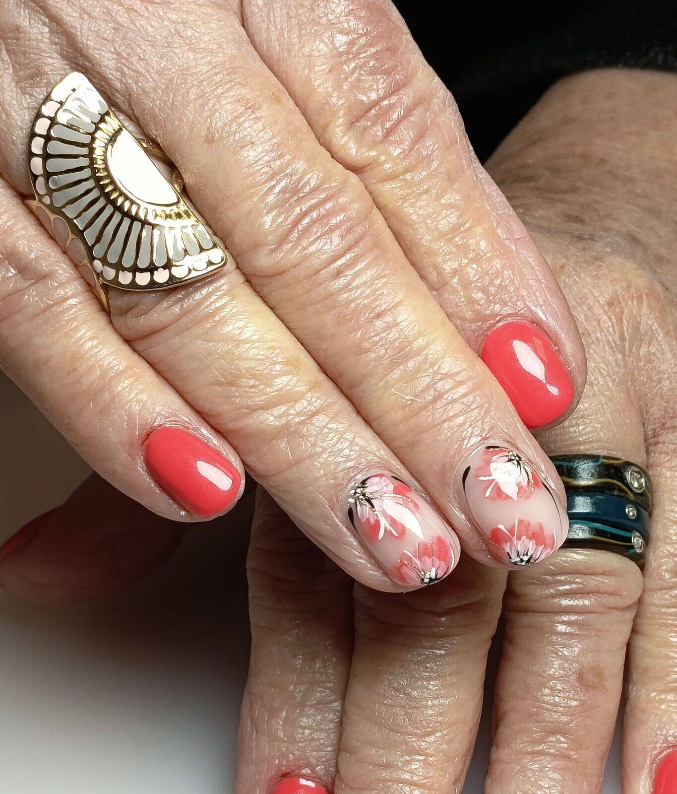 Remplissage et nail art à main levée 