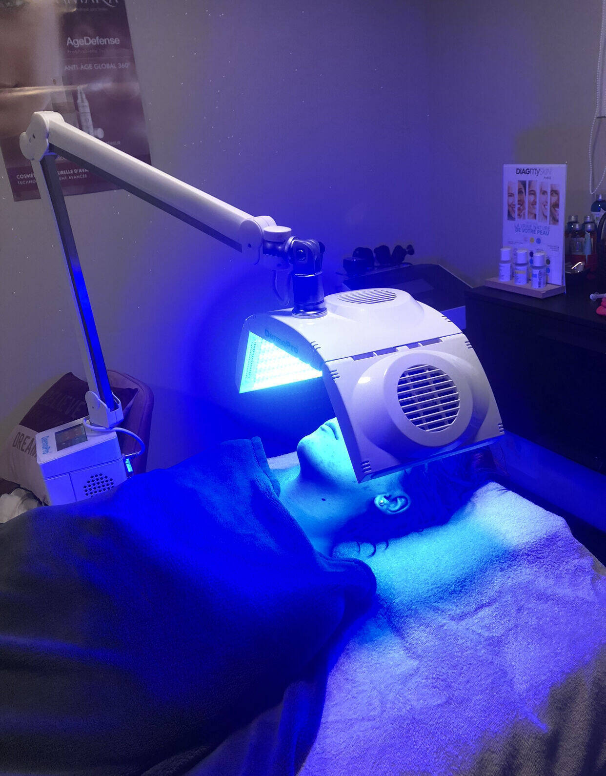 LA PHOTOTHÉRAPIE ET LA RADIOFRÉQUENCE VISAGE - 60 min x 10 séances