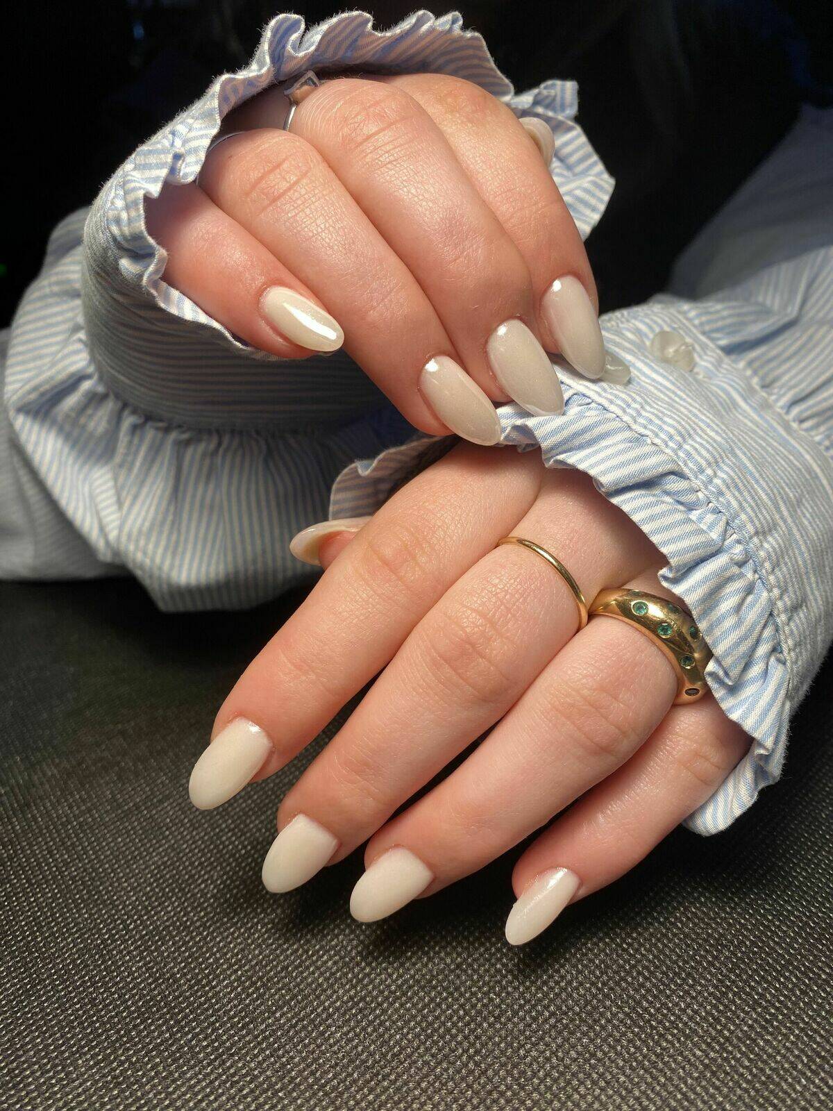 Pearls Nails ou Effet Perle ou Glazed Donut Nails ou Hailey Bieber Nails en Milky White Silver