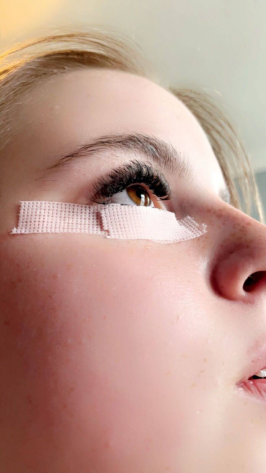 Lashaholic client having a fresh set 