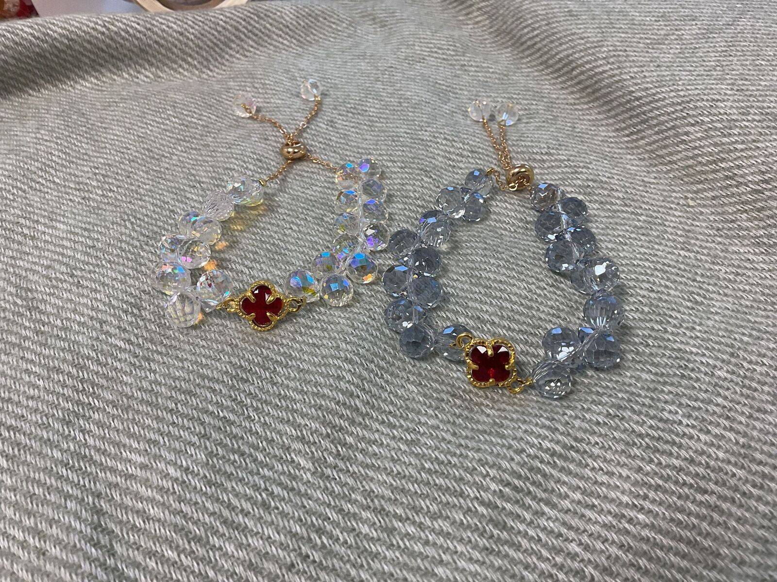 Bracelet en perle de verre couronne rouge 