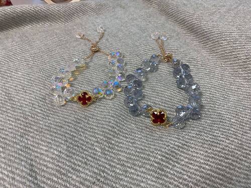 Bracelet en perle de verre couronne rouge 