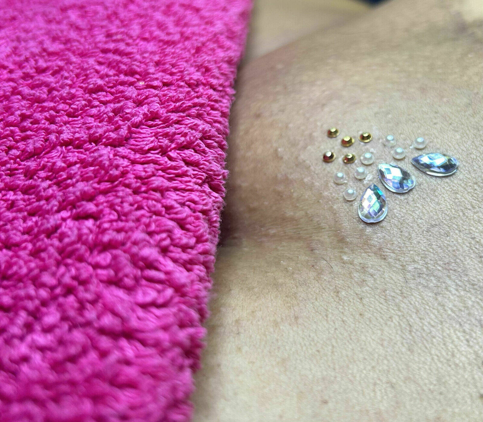 Pose de bijou strass après épilation du maillot intégral