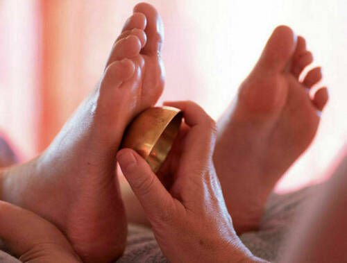Massage Ayurvedique des pieds au Ghee et au bol Kansu