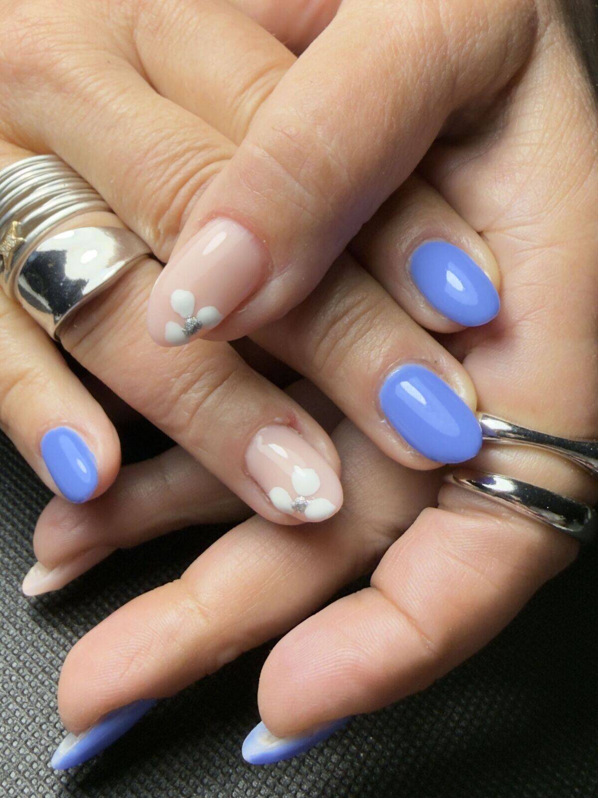 Élégance florale en bleu lavande 💙🌸