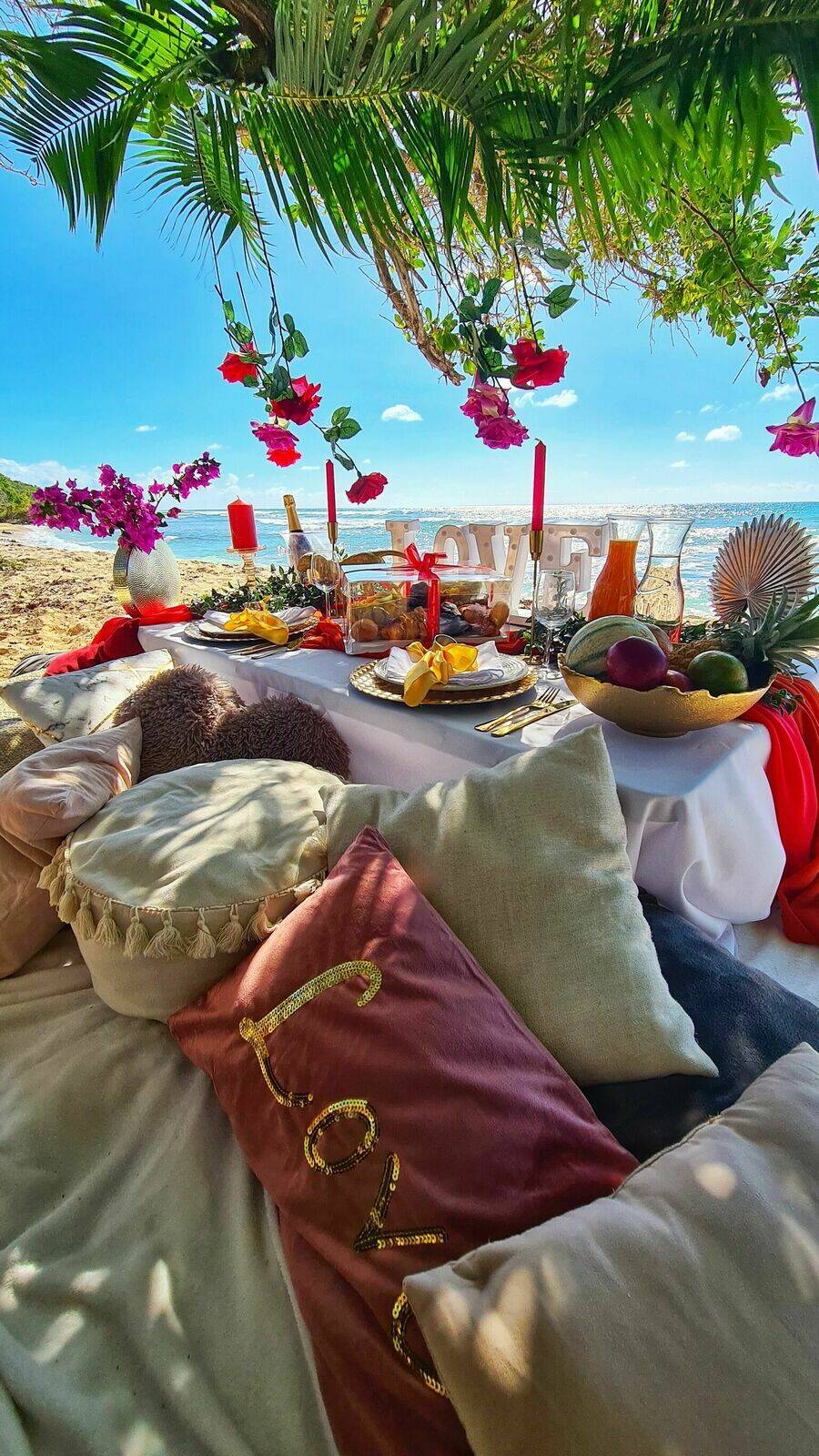 BRUNCH DRESSÉ SUR TABLE BASSE