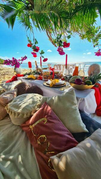 BRUNCH DRESSÉ SUR TABLE BASSE