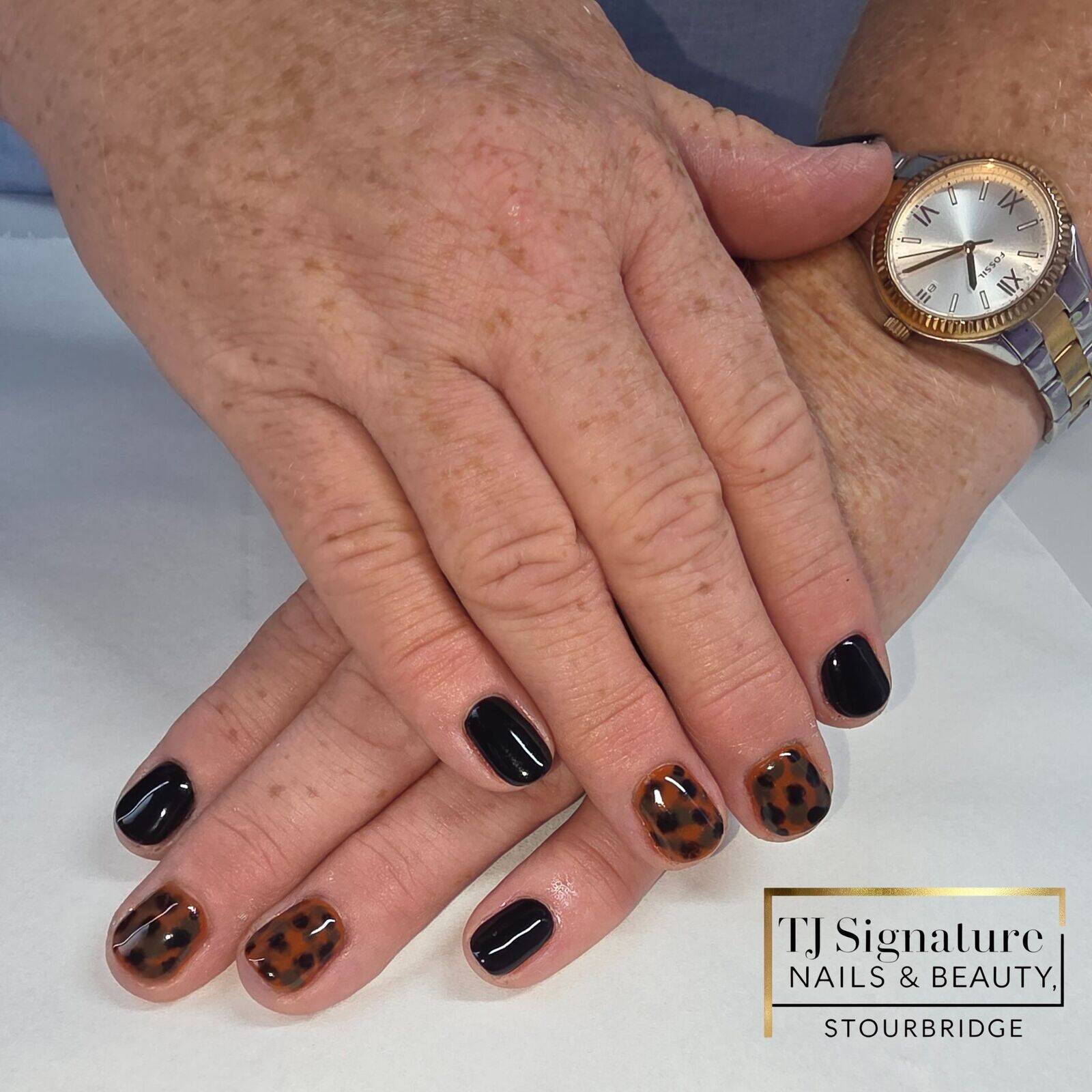 🍂 Fall is here and we’re loving it! 😍 Rich autumn tones meet bold tortoiseshell accents – the perfect blend of chic, classy and just a little wild.