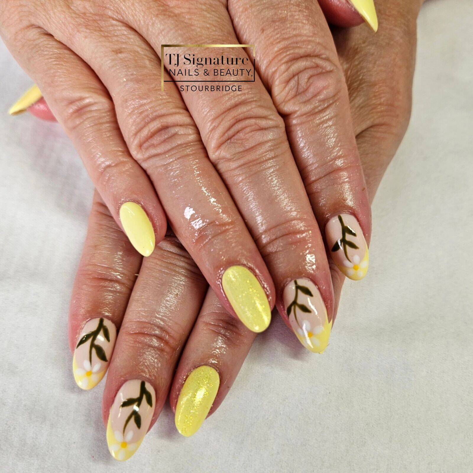 Simple, sweet and perfectly yellow 💛 Using Gelish 'A tribe called cool' & 'Curls and Pearls' as the base