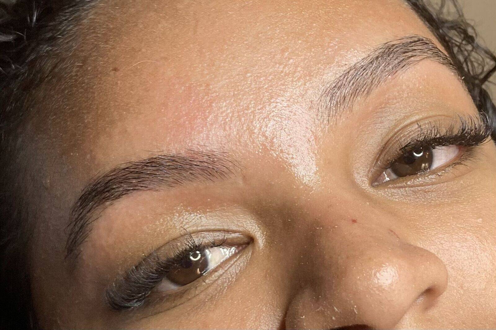 Épilation des Sourcils  & Extension de Cils Volume Russe Léger 