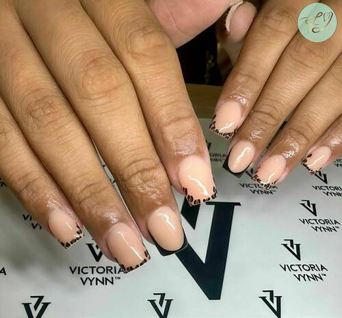 Remplissage gel effet léopard 🐆 rehaussé d’une French noire pour un contraste parfait 🖤 By Jade 🤍