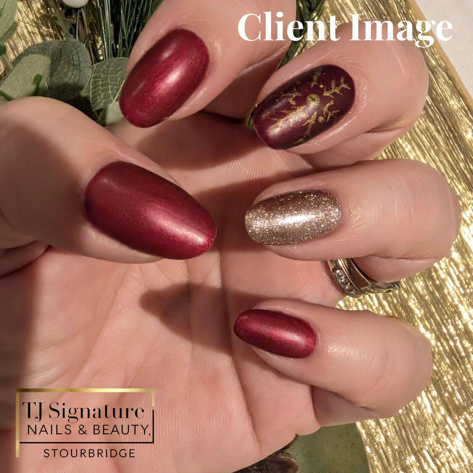 Berry & Gold Christmas Nails A glossy berry blend with festive gold accents and hand-painted detail — a chic seasonal look.