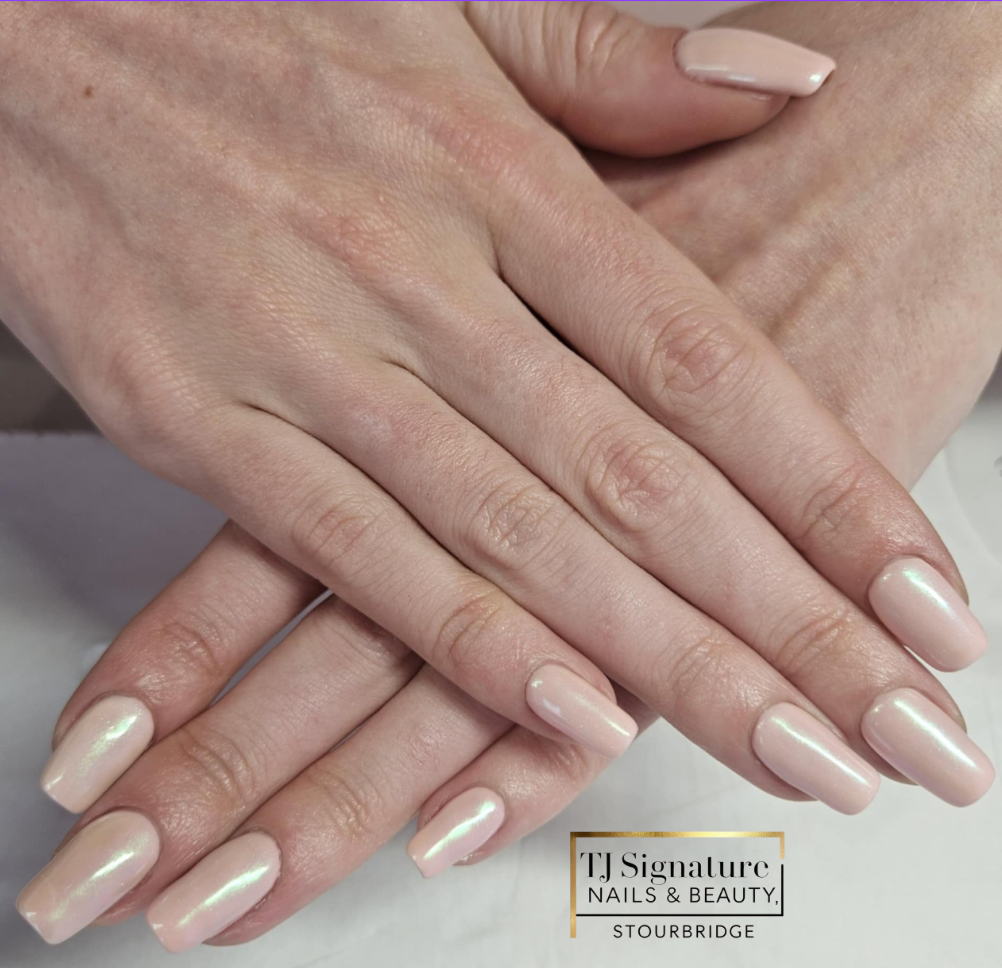 These nails are absolutely stunning — a soft, elegant nude with a subtle pearlescent shimmer that catches the light beautifully ✨ Perfect for everyday wear or a timeless bridal look.