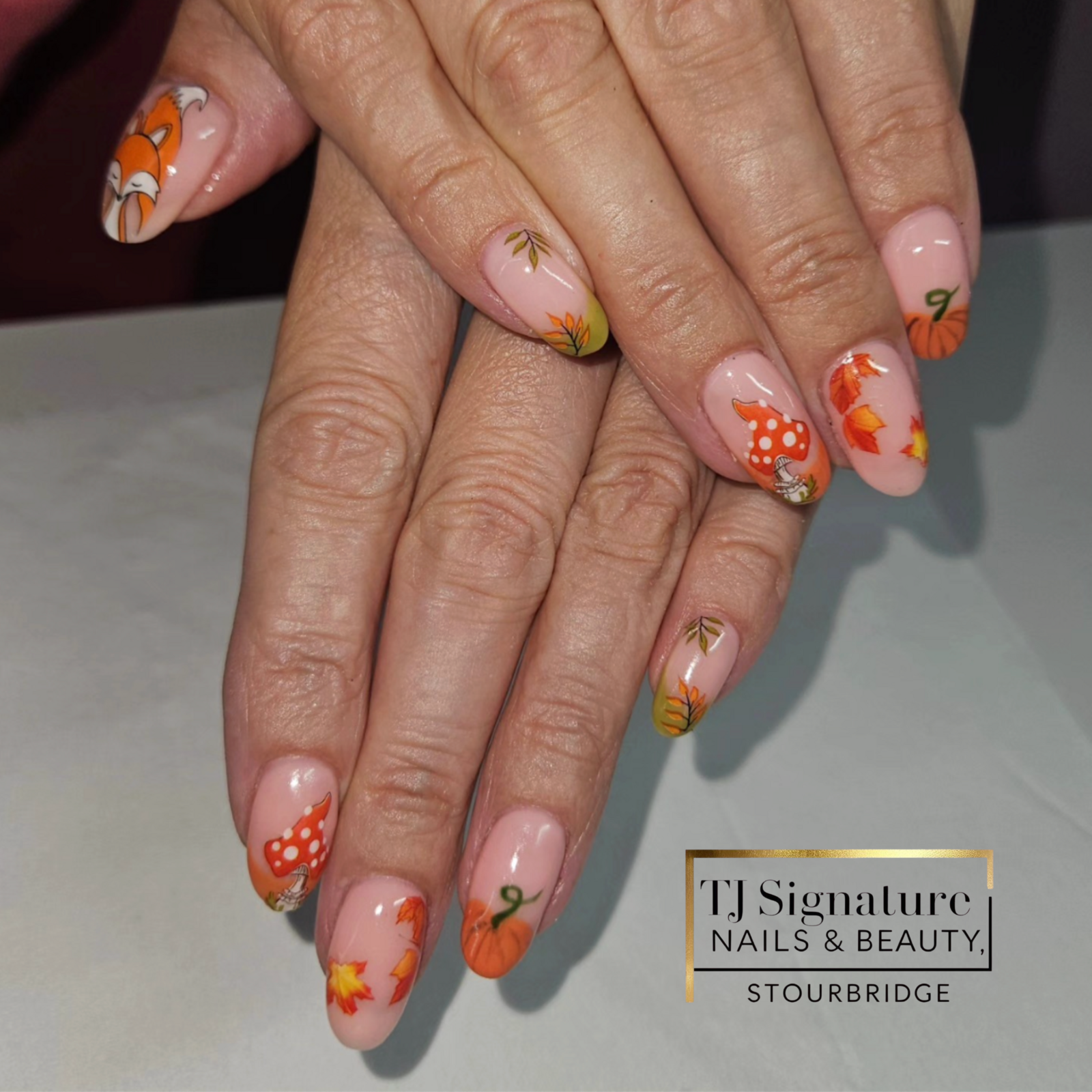 Foxes, pumpkins & falling leaves – autumn captured in nail art.