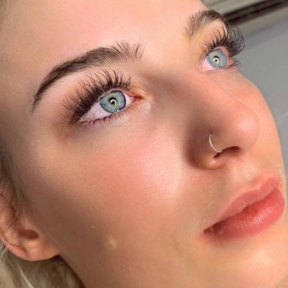 Eyelash extensions 