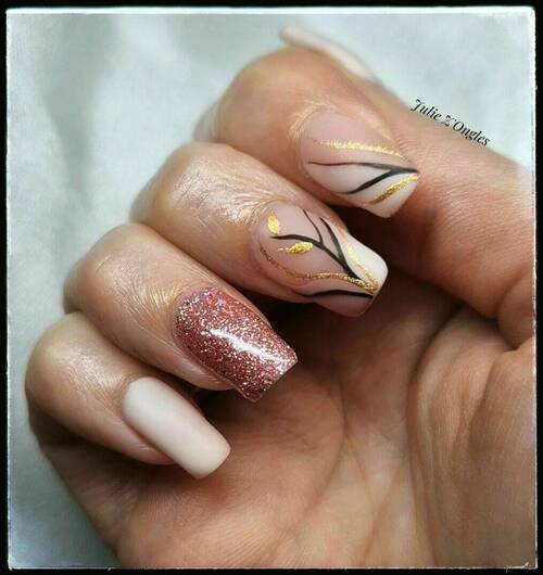 Pose de semi permanent pailletée, matte et Nail art 