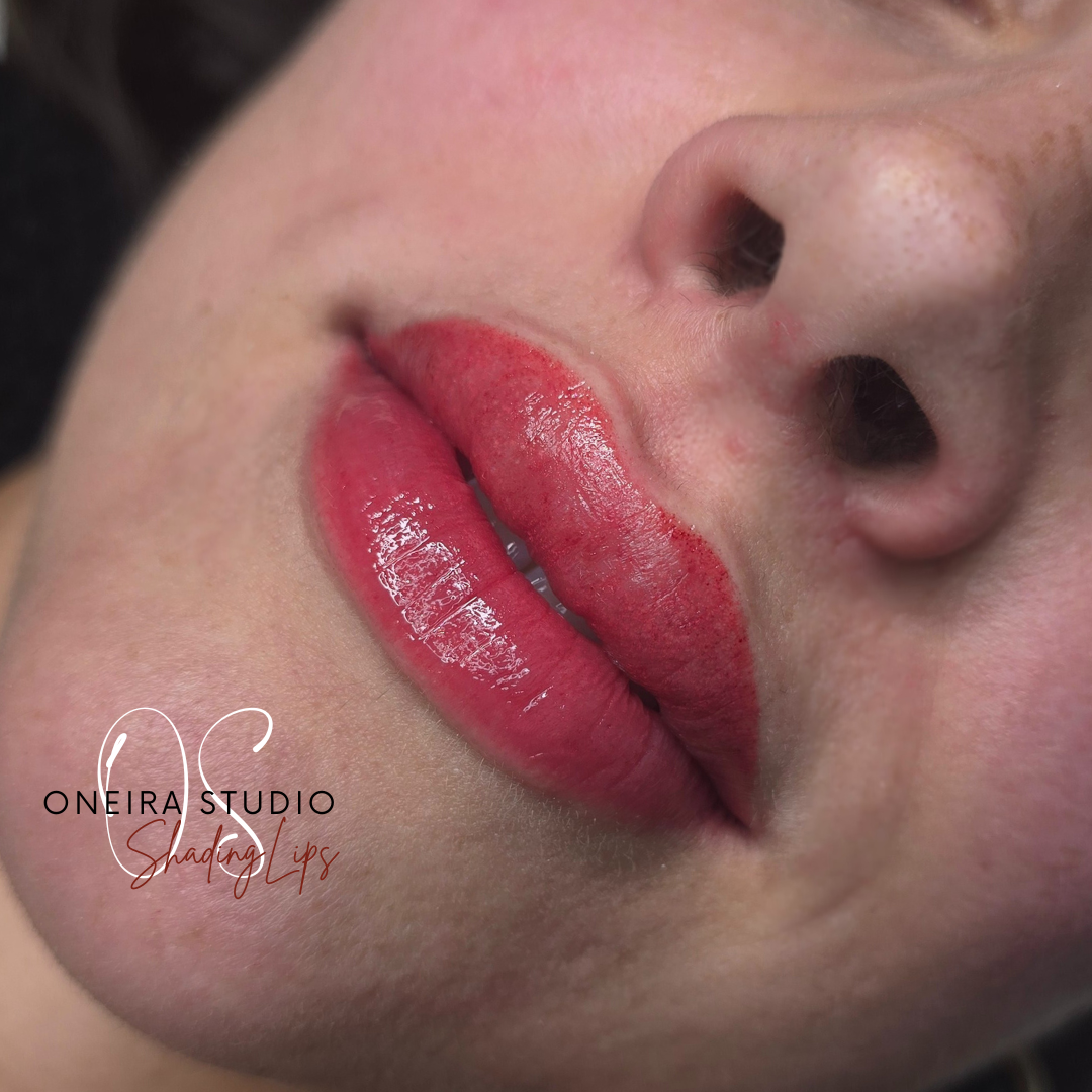 Note : Le gonflement des lèvres est une reaction normale et de nature transitoire. Les lèvres retrouvent leur volume initiale après 2-3 heures.