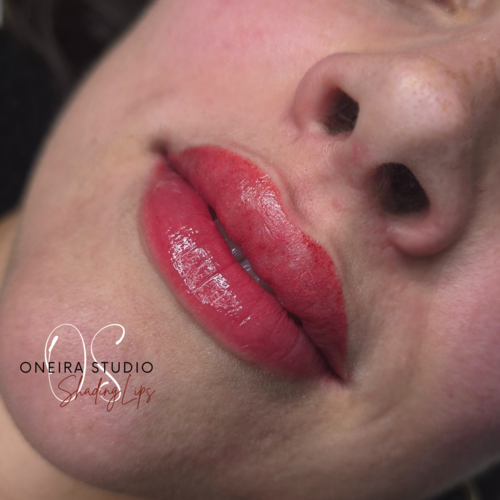 Note : Le gonflement des lèvres est une reaction normale et de nature transitoire. Les lèvres retrouvent leur volume initiale après 2-3 heures.
