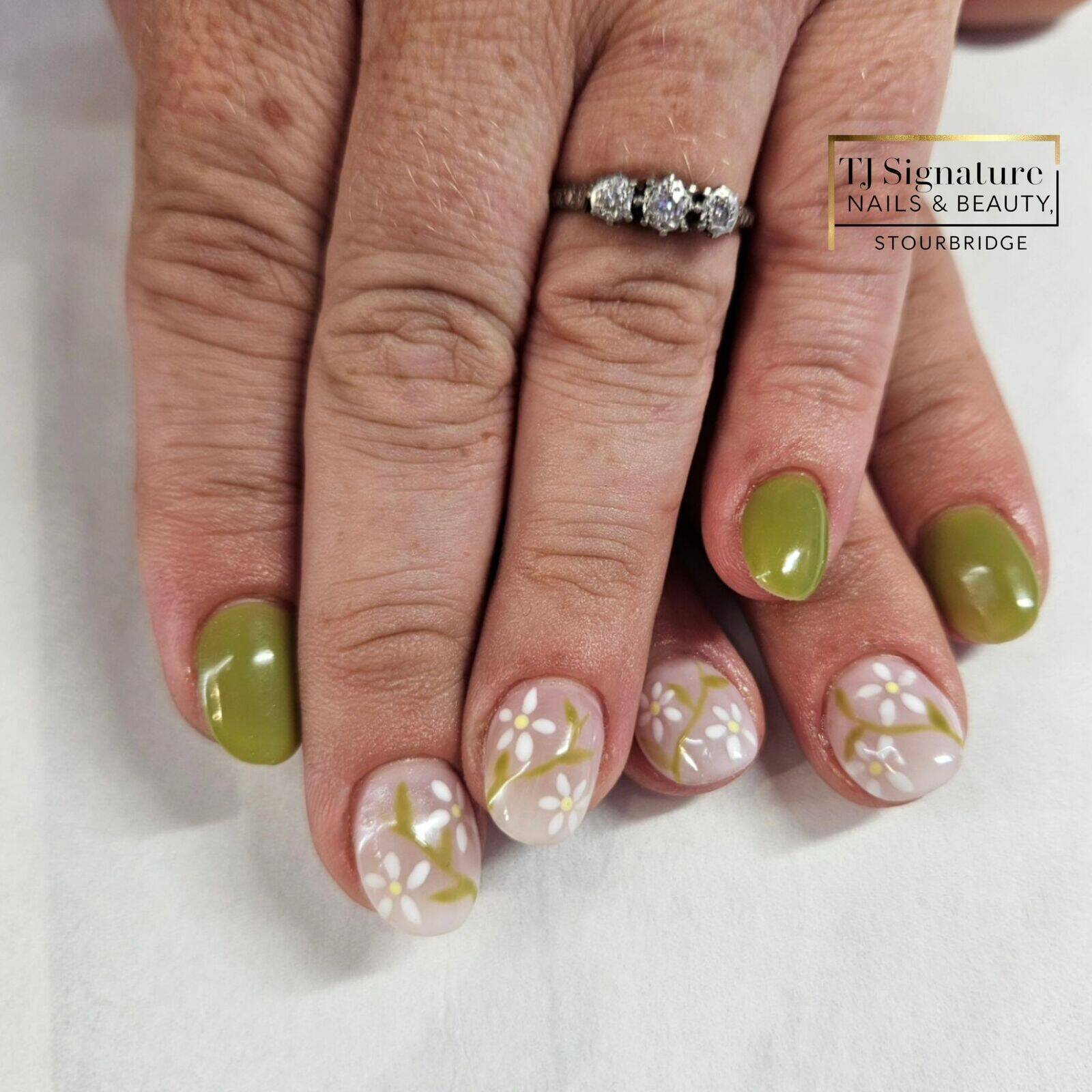 Feeling fresh with this green & floral touch on acrylic extensions! 💚💐 Using Gelish 'freshly cut'