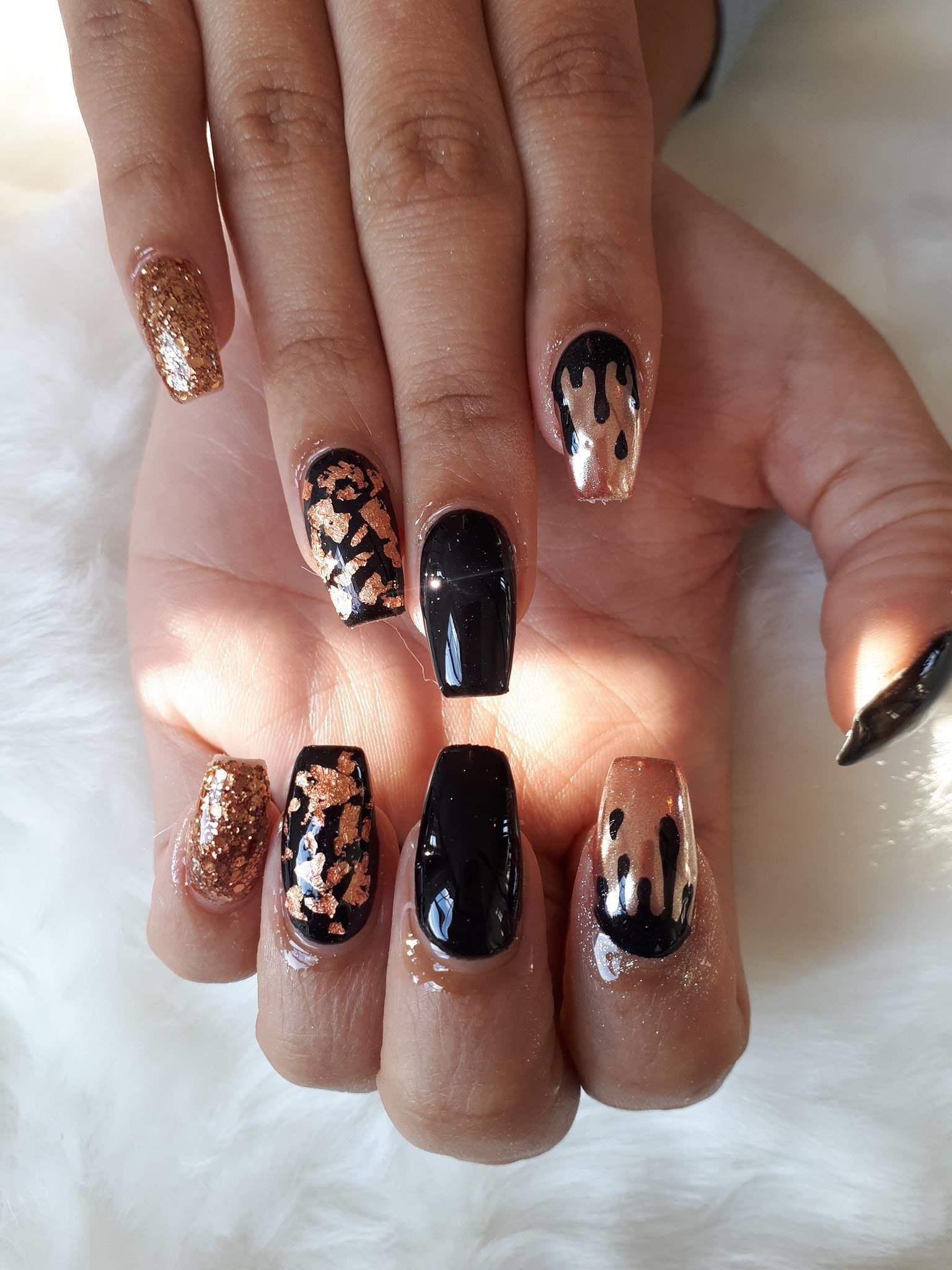 Rose gold and black set with handpainted nail art and rosegold leaf ♤