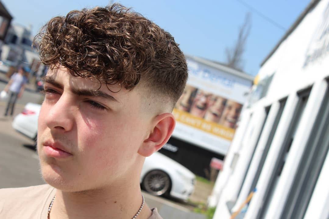 Nice natural curls on top with a clean skin fade on the sides for this one✌ haircut by @levi_bramley